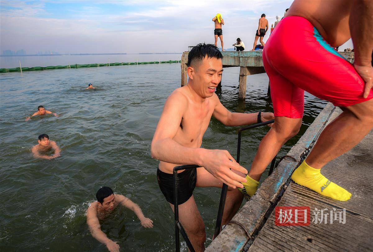 武汉东湖畔，跳水爱好者挑战严寒